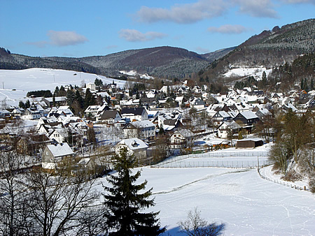 Richtig Märchenhaft ist es bei uns im Winter, wenn Sie durch den tiefverschneiten Wald spazieren.