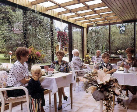 Gerne verwöhnen wir Sie an den Nachmittagen in unserem Wintergarten mit Kaffee, frischen Waffeln und selbstgebackenem Kuchen.